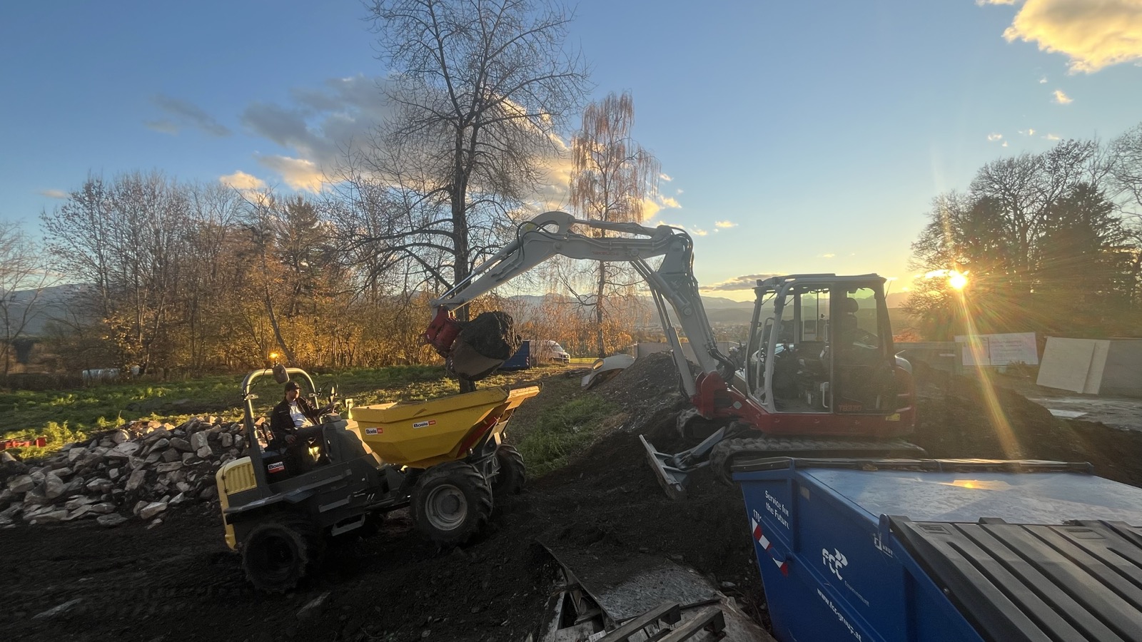 Baggerarbeiten bei Sonnenuntergang in Kärnten