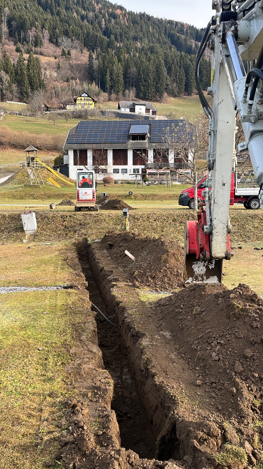 Bagger beim Ausheben eines Kanalschachts