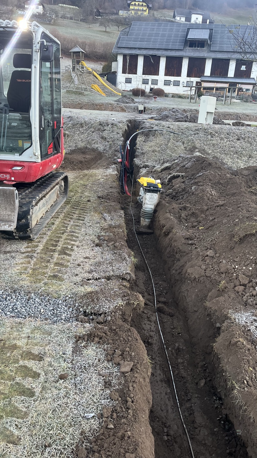Fachgerechte Kanalrohre im Graben verlegt