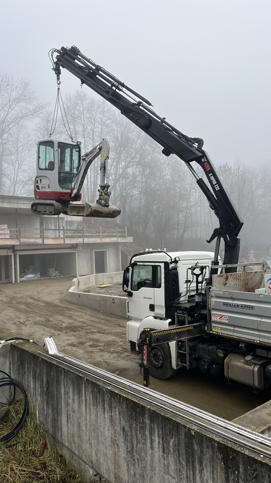 Kranverladung eines Baggers
