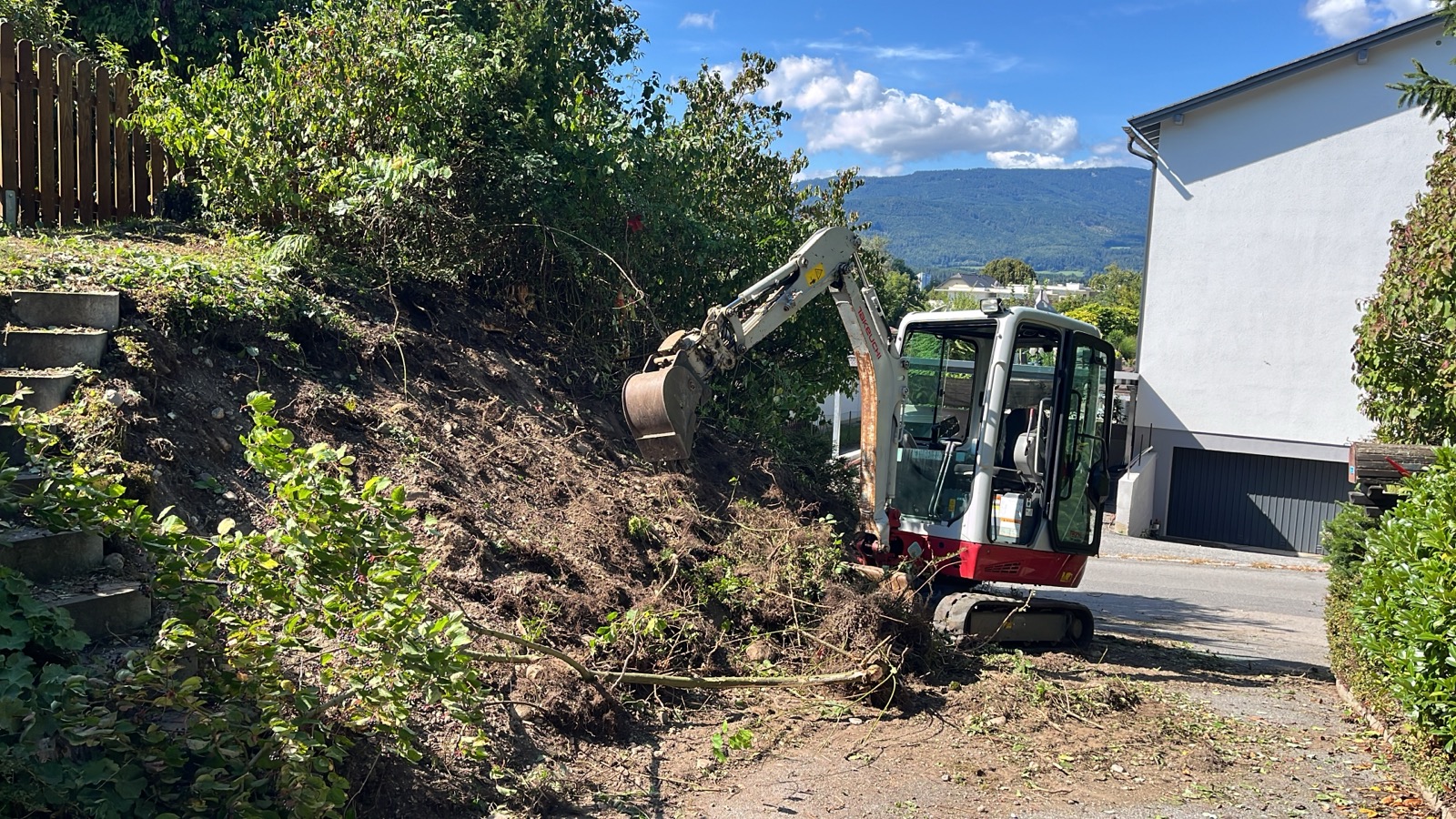 Minibagger bei Gartengestaltung und Rodung