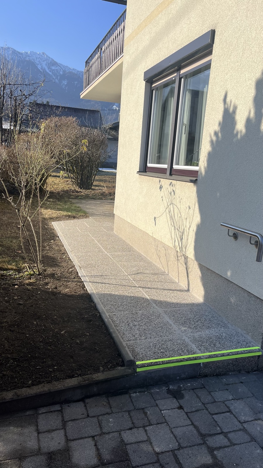 Fertig verlegter Gartenweg aus Naturstein