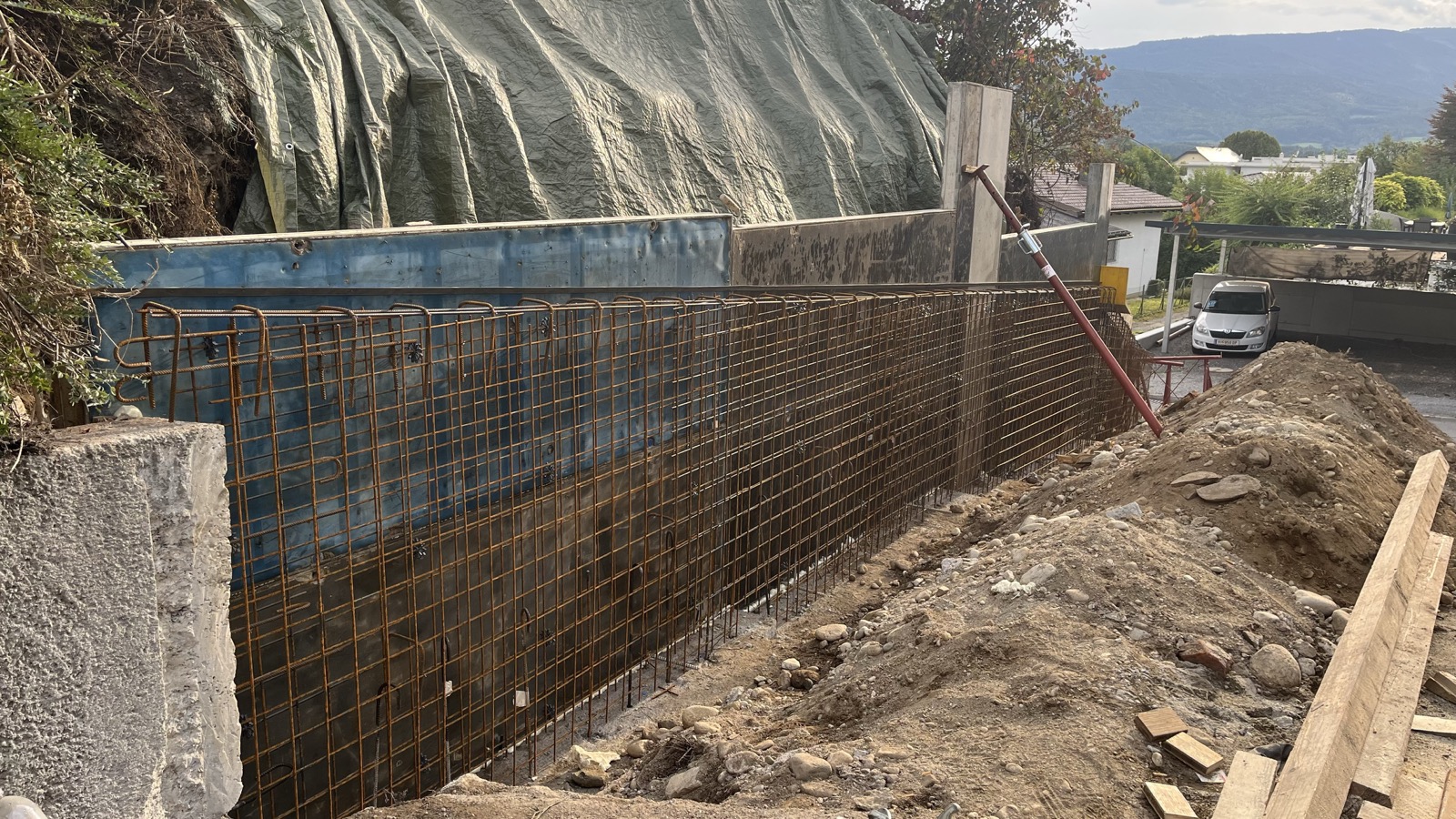 Bewehrte Stützmauer im Bau mit Armierungseisen