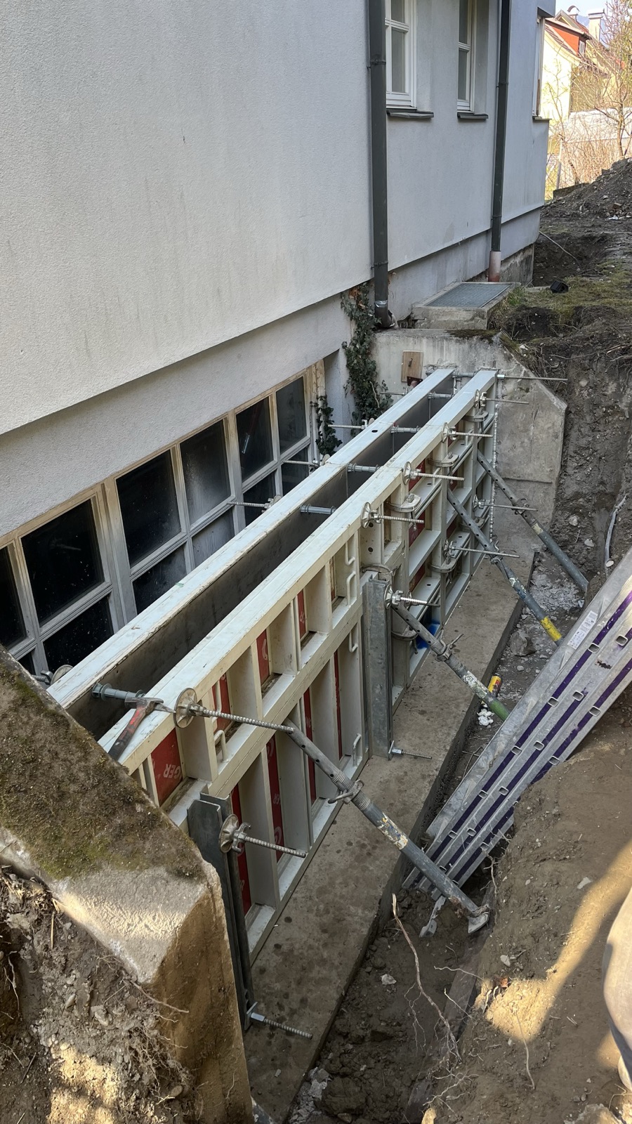 Natursteinmauer als Hangbefestigung mit regionalen Steinen