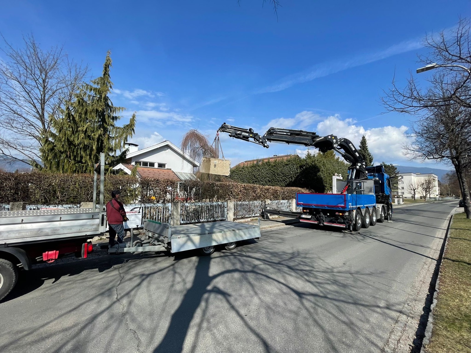 LKW mit Anhänger fur Materialtransport und Lieferung