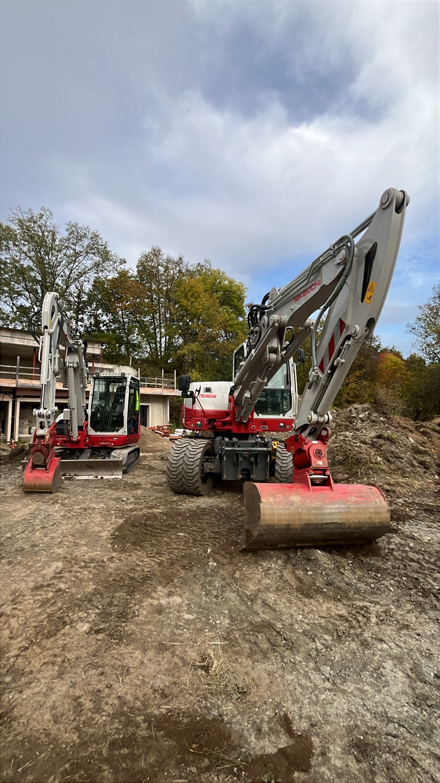 Maschinenpark von Erdbau Risonjic mit Takeuchi Baggern und LKW