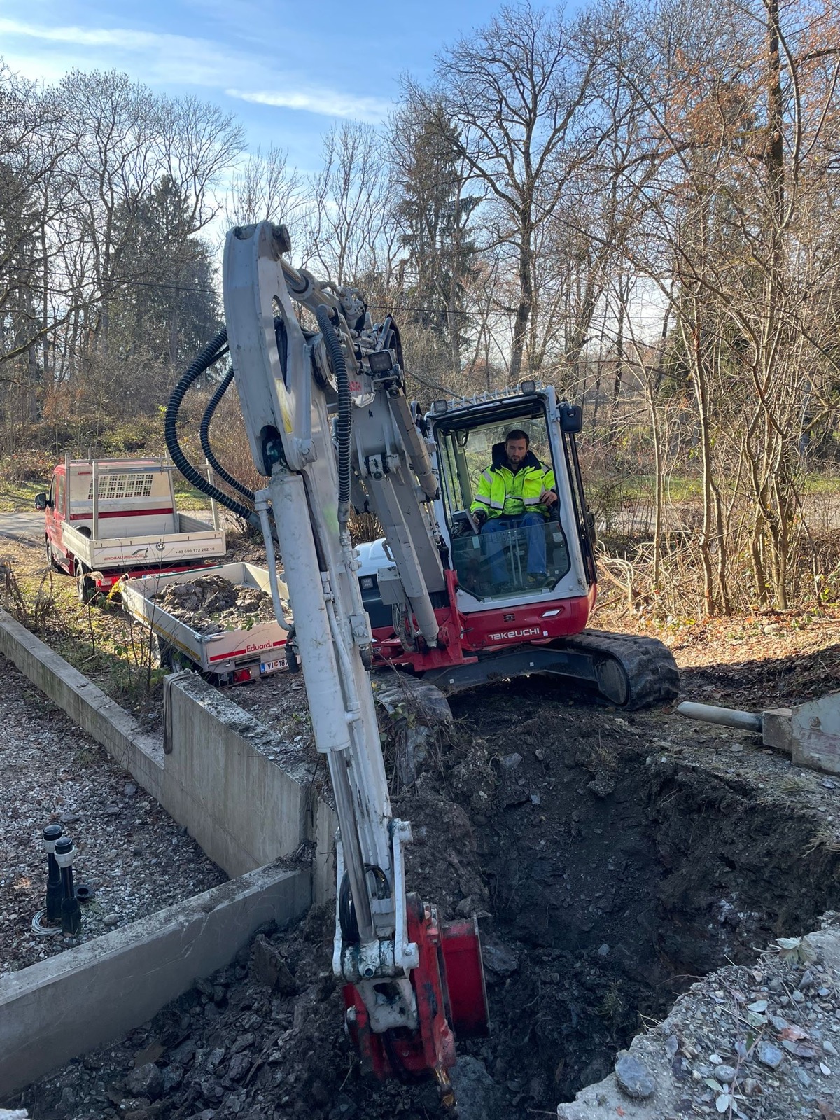Mitarbeiter von Erdbau Risonjic am Bagger